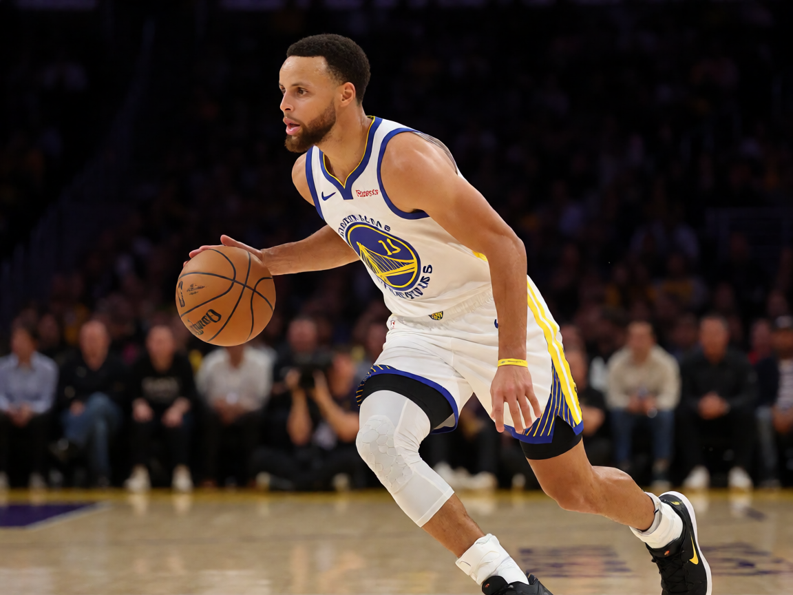 NBA赛场，库里正在运球突破